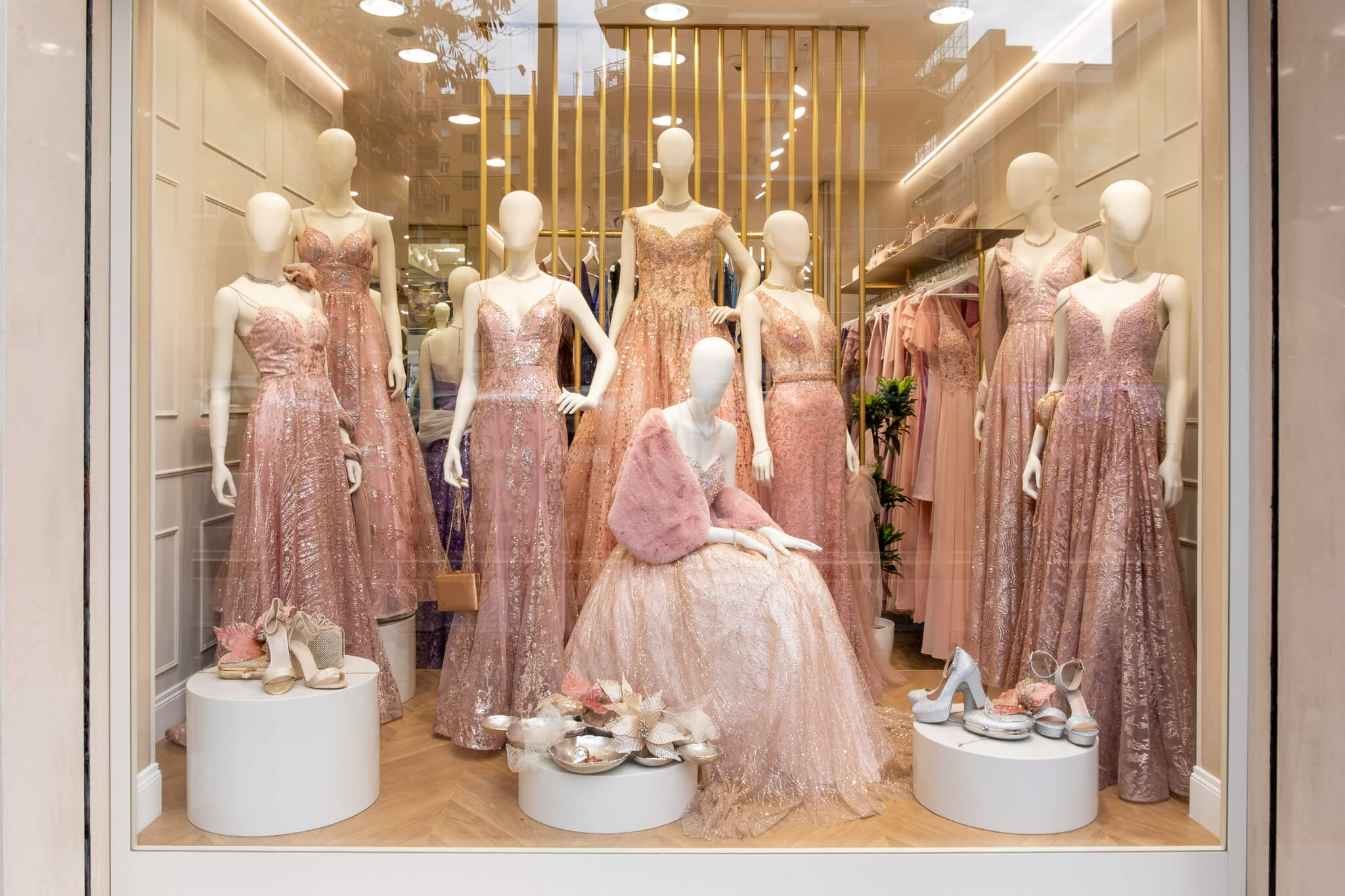 Abiti da damigella color pastello e abiti eleganti per diciottesimi su manichini